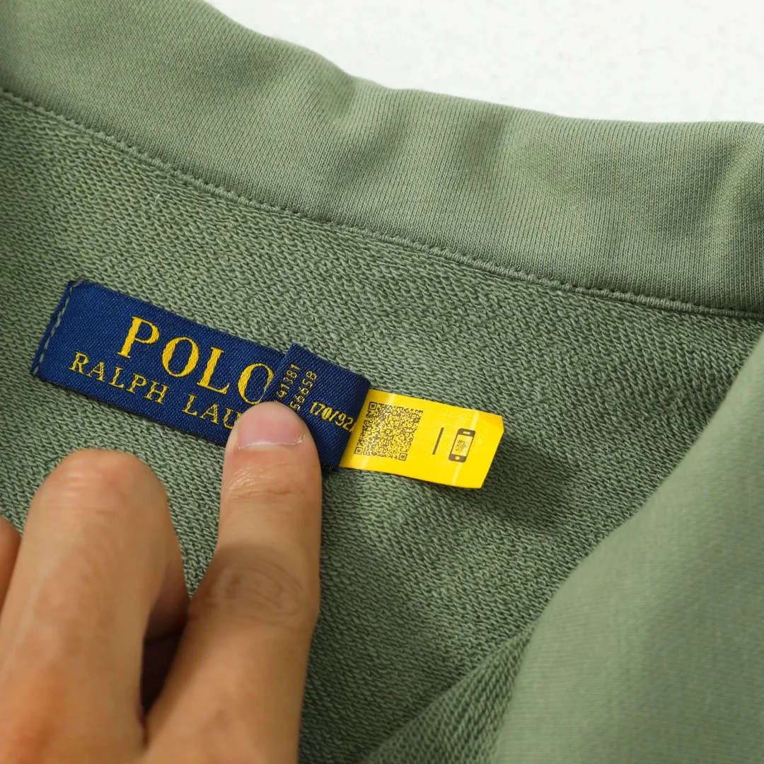 P260 #R99 Ralph Lauren pony logo eight-color half-zip lapel sweatshirt. Wear three times in one suit, easy to switch styles: Fully stand-up collar mode: crisp lapel three-dimensional windproof, taking into account warmth and cool lines, full of coolness ▫️Half-open lazy mode: slightly exposed collarbone, relaxed and comfortable | Pair with a shirt or high collar to show the intellectual atmosphere ▫️Full-open V-neck mode: Visually extends the neck-shoulder ratio | Stacking is more layered, hiding the flesh and making it look slimmer, making it easy to wear with a sense of luxury. Genderless design, shared wardrobe concept: White is gentle and elegant | Black is cool and slimming | Both colors can be used to create a couple CP look. 8 colors are available in the full line | From classic to soft | Meet all daily and occasion dressing needs Quality is reflected in the details: Micro-label logo embroidery | Loose but not procrastinating tailoring | High-grade fabrics ensure a comfortable fit. Easily manage various scenarios such as workplace commuting, weekend leisure, and date travel, effortless chic is the definition of effortless chic.  Color: Black White Navy Mint Green Khaki Pink Yellow Army Green Size: S M L